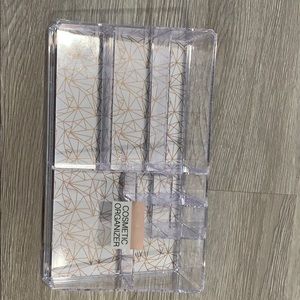 Cosmetic organizer